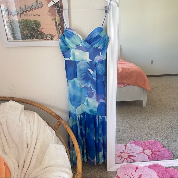 Hello Molly Gorgeous Event Dress - Picture 6 of 9